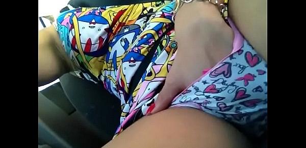  Tetona caliente se masturba en el auto